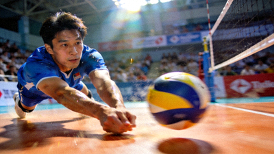 排球比赛中一次精彩的鱼跃救球防守画面